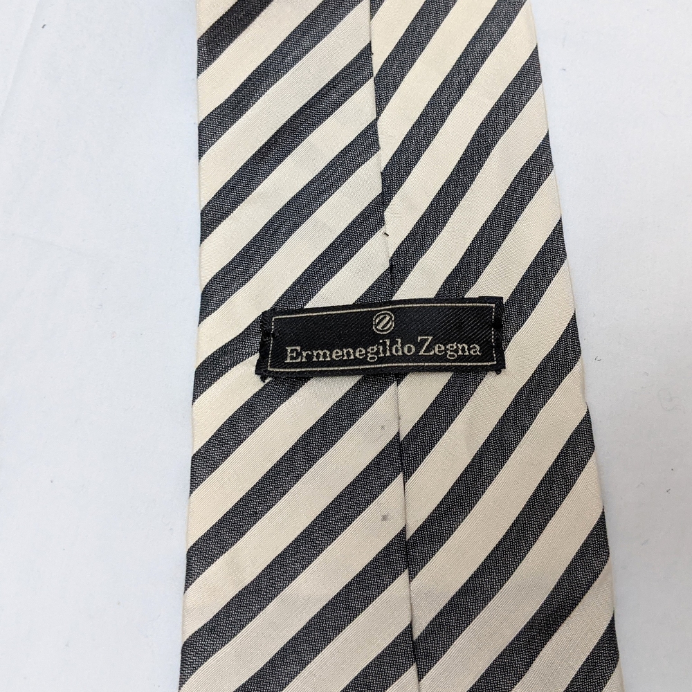 Ermenegildo Zegna Black and Cream Striped Silk Tie - Picture 3 of 5